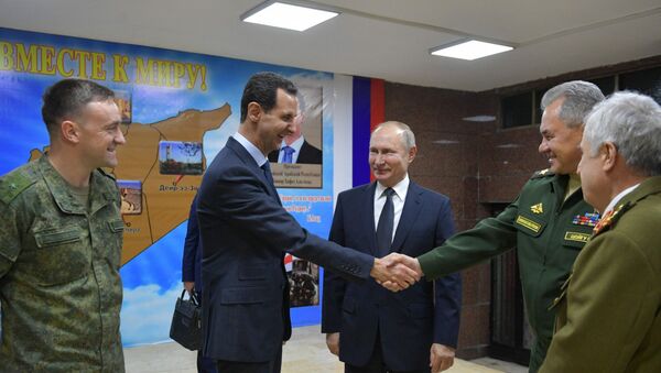 الرئيس الروسي فلاديمير بوتين والرئيس السوري بشار الأسد ووزير الدفاع الروسي سيرجي شويغو خلال اجتماع في دمشق - سبوتنيك عربي