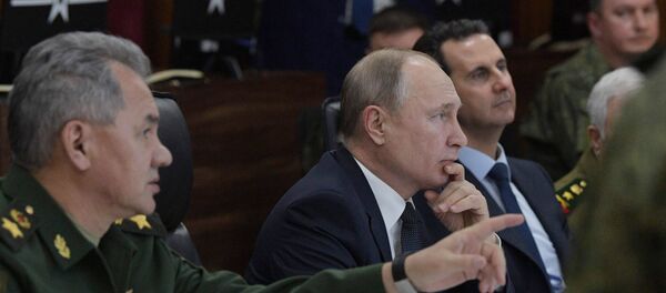 الرئيس الروسي فلاديمير بوتين ووزير الدفاع سيرجي شويغو والرئيس السوري بشار الأسد يحضرون اجتماعًا في دمشق بسوريا - سبوتنيك عربي