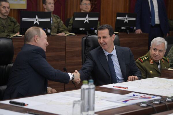 الرئيس الروسي  فلاديمير بوتين والرئيس السوري بشار الأسد خلال اللقاء في مقر قيادة القوات المسلحة الروسية، سوريا 7 يناير 2020 - سبوتنيك عربي