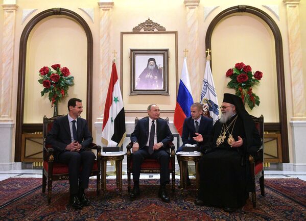 الرئيس الروسي  فلاديمير بوتين والرئيس السوري بشار الأسد يلتقيان مع بطريرك أنطاكية وسائر المشرق للروم الأرثوذكس يوحنا العاشر يازجي، سوريا 7 يناير 2020 - سبوتنيك عربي