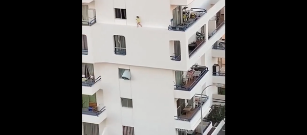 طفلة تسير على ارتفاع شاهق - سبوتنيك عربي