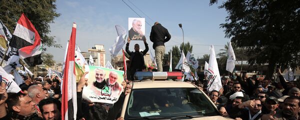 سيارة مع صورة لقائد فيلق القدس في الحرس الثوري الإيراني قاسم سليماني ولنائب رئيس هيئة الحشد الشعبي أبو مهدي المهندس خلال مراسم التشييع في بغداد، العراق 4 يناير 2020 سيارة مع صورة لقائد فيلق القدس في الحرس الثوري الإيراني قاسم سليماني ولنائب رئيس هيئة الحشد الشعبي أبو مهدي المهندس خلال مراسم التشييع في بغداد، العراق 4 يناير 2020 - سبوتنيك عربي