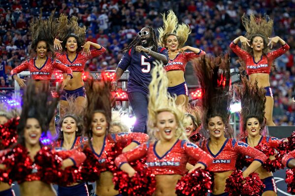 المغني تي بين () خلال استراحة بين الشوطين لمباراة كرة القدم الأمريكية بين الفريقين هوستن تكساس وبوفالو بيلز في ملعب إن أر جي في تكساس الأمريكية، 4 يناير 2020 - سبوتنيك عربي