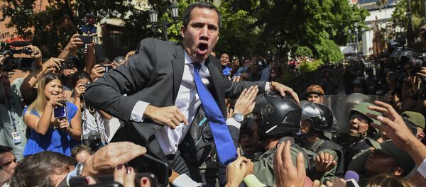 خوان غوايدو، الذ أعلن نفسه رئيساً مؤقتا للبلاد، في طريقه إلى الجمعية الوطنية في كاراكاس، فنزويلا 7 يناير 2020 - سبوتنيك عربي