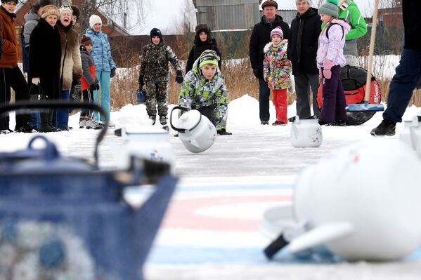 المشاركون في فعاليات احتفالية بالثقافة الروسية في كنيسة القديس نيكولاي في قرية نيكولسكويه، 7 يناير 2020 - سبوتنيك عربي