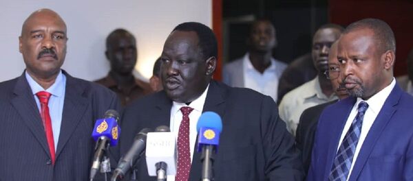 الهادي إدريس رئيس الجبهة الثورية السودانية المعارضة (يمينا) خلال مشاركته في مفاوضات جوبا - سبوتنيك عربي