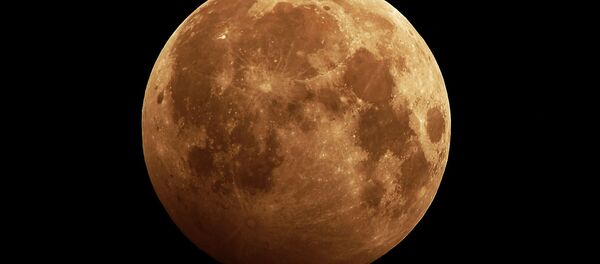 أول ظاهرة فلكية في عام 2020 - خسوف القمر في كراسنويارسك الروسية، 10 يناير 2020 - سبوتنيك عربي