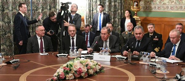 وزير الخارجية الروسي سيرجي لافروف ووزير الدفاع الروسي سيرجي شويغو خلال اجتماع لوزراء الخارجية ووزارة الدفاع في روسيا وتركيا بشأن ليبيا - سبوتنيك عربي
