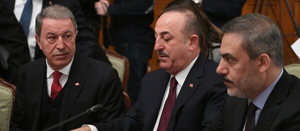 وزير الخارجية التركي مولود تشاووش أوغلو ووزير الدفاع التركي خلوصي خلال اجتماع لوزراء الخارجية ووزارة الدفاع في روسيا وتركيا بشأن ليبيا - سبوتنيك عربي