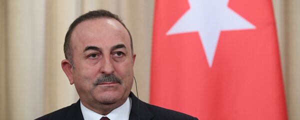 وزير الخارجية التركي مولود تشاووش أوغلو في مؤتمر صحفي عقب اجتماع لوزراء الخارجية ووزارة الدفاع في روسيا وتركيا بشأن ليبيا - سبوتنيك عربي