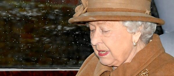 ملكة بريطانيا إليزابيث تغادر من كنيسة القديسة مريم المجدلية في مزرعة ساندرينغهام في شرق إنجلترا - سبوتنيك عربي