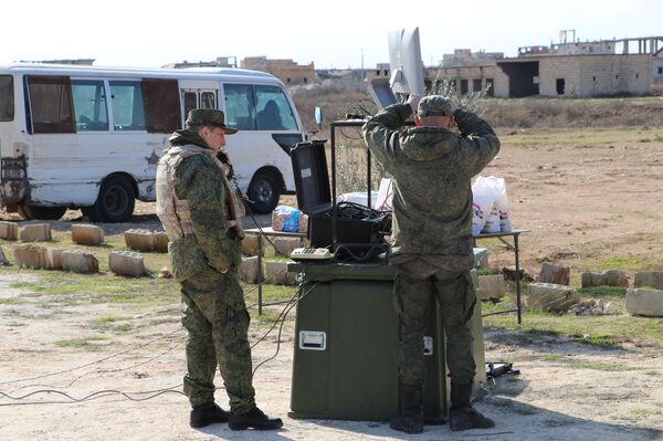  مشاهد لعمليات الاستجابة الإنسانية الروسية السورية عند معبر أبو الضهور شرق إدلب  - سبوتنيك عربي