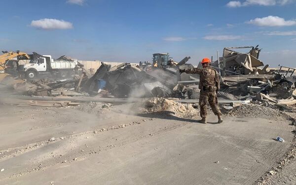 الجنود الأمريكيون يزيلون الأنقاض من موقع القصف الإيراني على قاعدة عين الأسد الجوية في الأنبار في العرا - سبوتنيك عربي