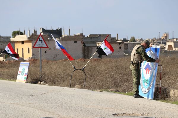  مشاهد لعمليات الاستجابة الإنسانية الروسية السورية عند معبر أبو الضهور شرق إدلب  - سبوتنيك عربي