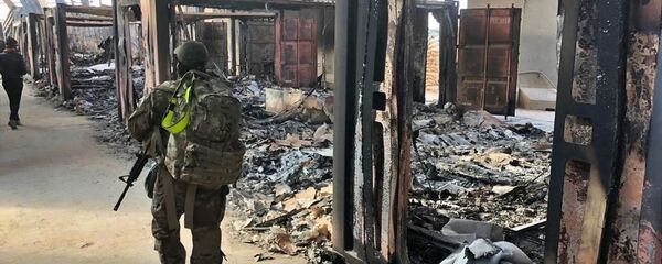 الجنود الأمريكيون يتفقدون موقع القصف الإيراني في قاعدة عين الأسد الجوية في الأنبار في العراق - سبوتنيك عربي