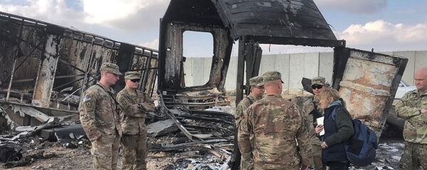 جنود أمريكيون يقفون وسط أضرار في موقع القصف الإيراني على قاعدة عين الأسد الجوية في الأنبار في العراق - سبوتنيك عربي