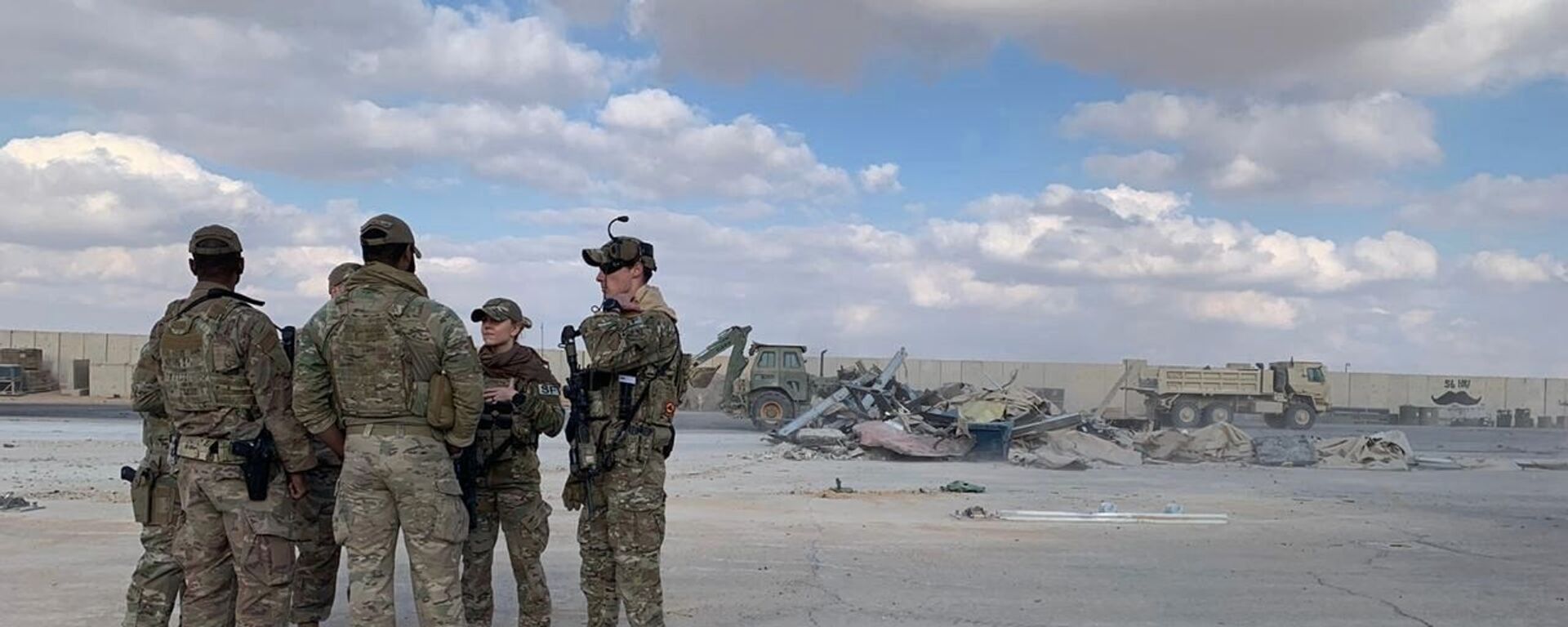 جنود أمريكيون يقفون بينما تقوم الجرافات بإزالة الأنقاض والحطام في قاعدة عين الأسد الجوية في الأنبار في العراق  - سبوتنيك عربي, 1920, 21.12.2021