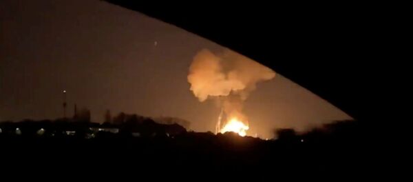 انفجار مصنع بتروكيماويات في تاراغونا في إسبانيا يبدو من نافذة سيارة - سبوتنيك عربي