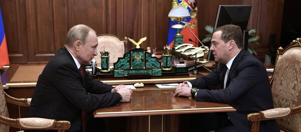 رئيس الحكومة الروسية دميتري ميدفيديف خلال لقائه مع الرئيس فلاديمير بوتين، 15 يناير 2019 - سبوتنيك عربي