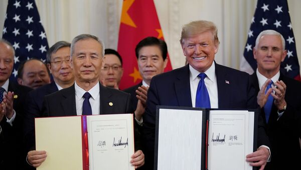 نائب رئيس مجلس الدولة الصيني ليو هي والرئيس الأمريكي دونالد ترامب يوقعان المرحلة الأولى من الاتفاقية التجارية بين الولايات المتحدة والصين في البيت الأبيض بواشنطن - سبوتنيك عربي