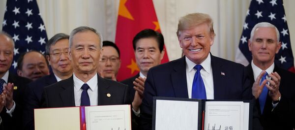 نائب رئيس مجلس الدولة الصيني ليو هي والرئيس الأمريكي دونالد ترامب يوقعان المرحلة الأولى من الاتفاقية التجارية بين الولايات المتحدة والصين في البيت الأبيض بواشنطن نائب رئيس مجلس الدولة الصيني ليو هي والرئيس الأمريكي دونالد ترامب يوقعان المرحلة الأولى من الاتفاقية التجارية بين الولايات المتحدة والصين في البيت الأبيض بواشنطن - سبوتنيك عربي