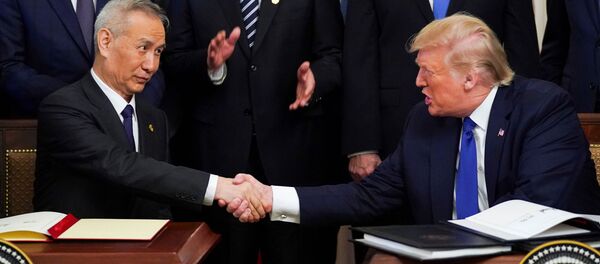 نائب رئيس مجلس الدولة الصيني ليو هي والرئيس الأمريكي دونالد ترامب يوقعان المرحلة الأولى من الاتفاقية التجارية بين الولايات المتحدة والصين في البيت الأبيض بواشنطن - سبوتنيك عربي