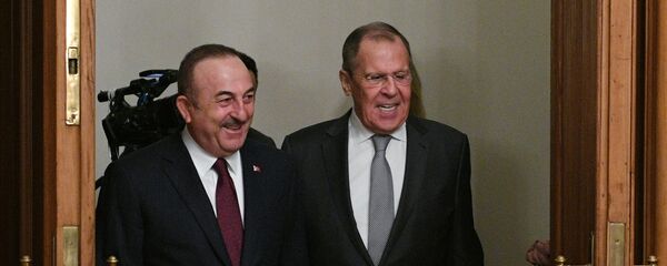 وزير الخارجية الروسي سيرجي لافروف ووزير الخارجية التركي مولود تشاووش أغلو قبل الاجتماع بين وزيري الخارجية ووزارة الدفاع في روسيا وتركيا بشأن ليبيا - سبوتنيك عربي