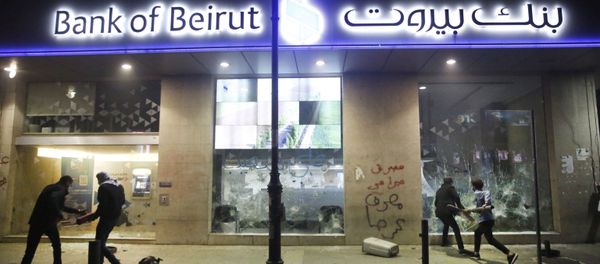 مصارف لبنانية في شوارع بيروت بعد الاحتجاجات - سبوتنيك عربي