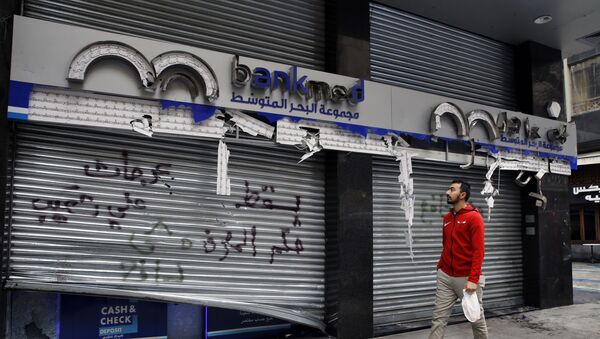 مصارف لبنانية في شوارع بيروت بعد الاحتجاجات - سبوتنيك عربي