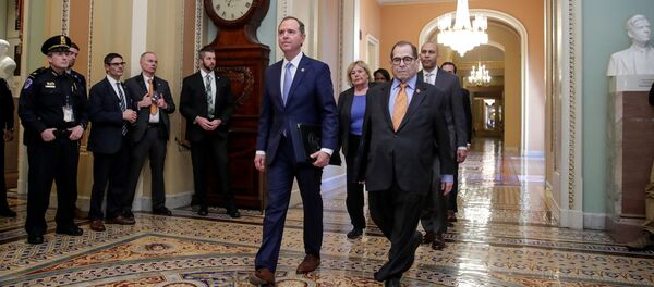 رئيس لجنة الاستخبارات في مجلس النواب الأمريكي آدم شيف ورئيس لجنة القضاء في المجلس النائب جيرولد نادلر وغيرهم من مدراء مجلس النواب يتوجهون إلى قاعة مجلس الشيوخ في الكابيتول هيل في واشنطن - سبوتنيك عربي