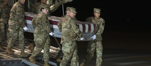 جنود يحملون رفات المتدرب في سلاح البحرية كاميرون سكوت والترز الذي قتل على يد مسلح سعودي - سبوتنيك عربي