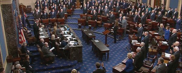 رئيس قضاة الولايات المتحدة جون روبرتس يقسم مع أعضاء مجلس الشيوخ أثناء البدء الإجرائي لمحاكمة الرئيس الأمريكي دونالد ترامب  - سبوتنيك عربي