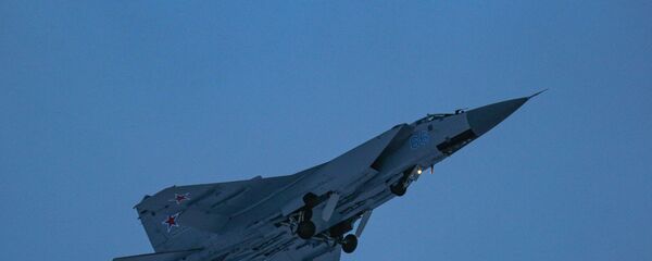 مقاتلات سو-24 وميغ-31 خلال المناورات الجوية في منطقة مورمانسك الروسية، روسيا 16 يناير 2020 - سبوتنيك عربي