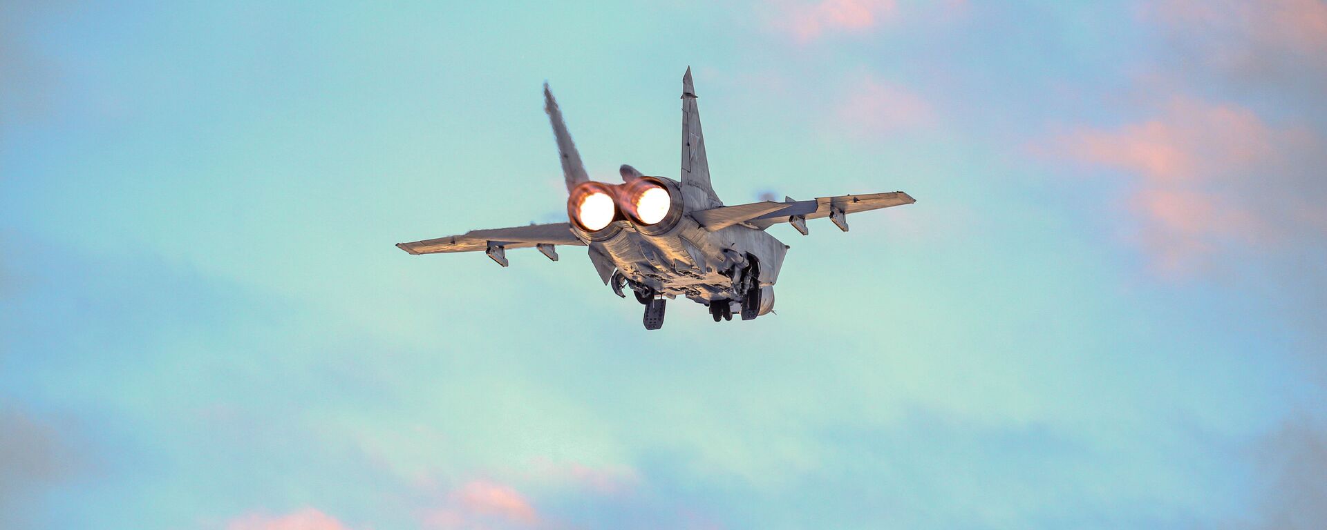 مقاتلات سو-24 وميغ-31 خلال المناورات الجوية في منطقة مورمانسك الروسية، روسيا 16 يناير 2020 - سبوتنيك عربي, 1920, 05.09.2023