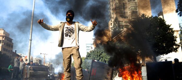 أحد المشاركين في احتجاجات مناضهة للحكومة اللبنانية في بيروت، لبنان 14 يناير 2020 - سبوتنيك عربي