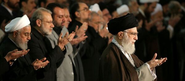 الرئيس الإيراني حسن روحاني يحضر خطبة صلاة الجمعة التي يؤمها المرشد الأعلى الإيراني آية الله علي خامنئي في طهران - سبوتنيك عربي