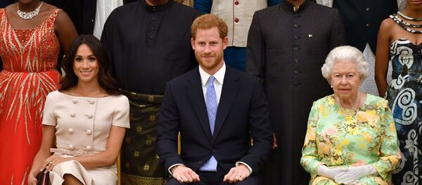 ملكة بريطانيا إليزابيث الثانية وحفيدها الأمير هاري وزوجته ميغان ماركل - سبوتنيك عربي