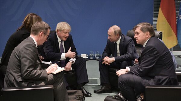 الرئيس الروسي فلاديمير بوتين ورئيس الوزراء البريطاني بوريس جونسون في اجتماع على هامش مؤتمر برلين حول ليبيا - سبوتنيك عربي