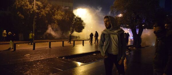 الاشتباكات وسط بيروت بين المحتجين وقوات مكافحة الشغب أمام البرلمان اللبناني، لبنان 19 يناير 2020 - سبوتنيك عربي