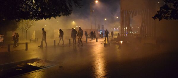 الاشتباكات وسط بيروت بين المحتجين وقوات مكافحة الشغب أمام البرلمان اللبناني، لبنان 19 يناير 2020 الاشتباكات وسط بيروت بين المحتجين وقوات مكافحة الشغب أمام البرلمان اللبناني، لبنان 19 يناير 2020 - سبوتنيك عربي