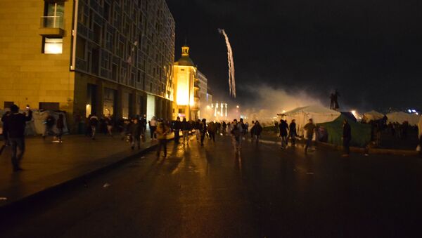 الاشتباكات وسط بيروت بين المحتجين وقوات مكافحة الشغب أمام البرلمان اللبناني، لبنان 19 يناير 2020 - سبوتنيك عربي
