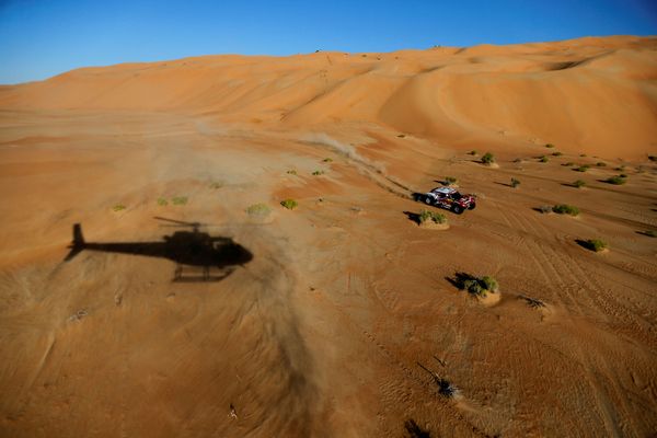 سباق رالي داكار 2020 - المتسابقان كارلوس ساينس ولوكاس كروز من فريق Bahrain JCW X-Raid Team، خلال المرحلة الحادية عشر - سبوتنيك عربي