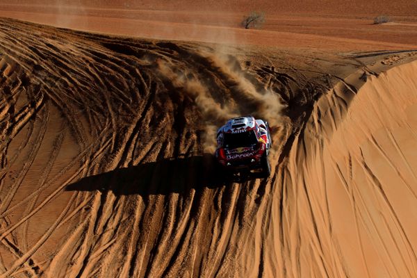 سباق رالي داكار 2020 - ستيفان بيترانسيل وباولو فيوزا من فريق البحرين  JCW X-Raid Team ، خلال المرحلة الحادية عشرة من السباق. - سبوتنيك عربي