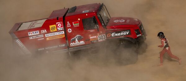 سباق رالي داكار 2020 - الفريق البيلاروسي على مركبة كاماز في المرحلة الثامنة من السباق - سبوتنيك عربي