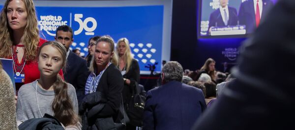 ناشطة المناخ السويدية غريتا تونبرغ تغادر في ختام خطاب الرئيس الأمريكي دونالد ترامب في منتدى دافوس الاقتصادي العالمي، سويسرا، 21 يناير/ كانون الثاني 2020 - سبوتنيك عربي