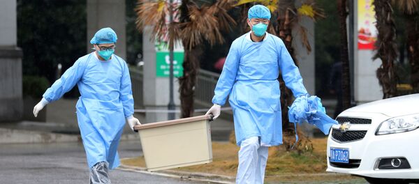 طاقم طبي يحمل صندوقًا في مستشفى جينتيان حيث يتم علاج مرضى الالتهاب الرئوي الناجم عن سلالة جديدة من فيروس كورونا في ووهان في الصين - سبوتنيك عربي