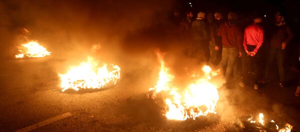 الدخان ينبعث من حرق الإطارات أثناء احتجاج ضد الحكومة المشكلة حديثًا في منطقة بيروت - سبوتنيك عربي