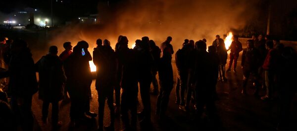 الدخان ينبعث من حرق الإطارات أثناء احتجاج ضد الحكومة المشكلة حديثًا في منطقة بيروت - سبوتنيك عربي