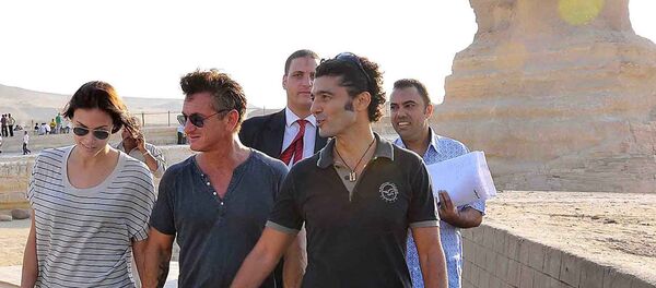 الفنان المصري خالد النبوي مصطحبا الممثل الأمريكي شون بن في جولة بأهرامات الجيزة، القاهرة، 30 سبتمبر/ أيلول 2011 الفنان المصري خالد النبوي مصطحبا الممثل الأمريكي شون بن في جولة بأهرامات الجيزة، القاهرة، 30 سبتمبر/ أيلول 2011 - سبوتنيك عربي