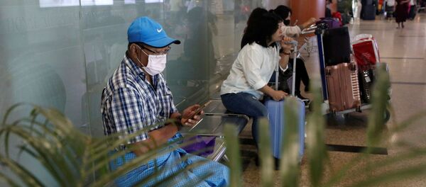 أشخاص يرتدون أقنعة الوجه في قاعة الوصول بمطار يانغون الدولي في يانغون أشخاص يرتدون أقنعة الوجه في قاعة الوصول بمطار يانغون الدولي في يانغون - سبوتنيك عربي